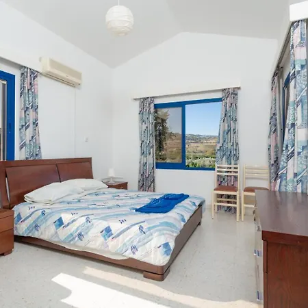 Charoula Thio Vilă Polis